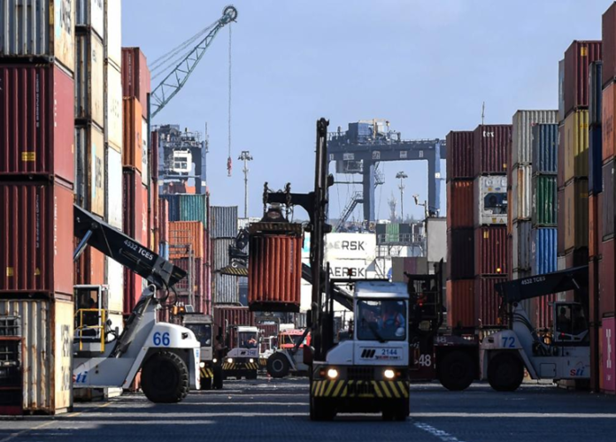 MasContainer's tweet photo. Exportaciones de #AméricaLatina se encaminan a registrar uno de sus mejores desempeños de los últimos años en 2026 impulsadas por alza de los precios de las materias primas, mayores volúmenes de exportación y una creciente demanda desde #Asia https://t.co/wphuLj0PEw @cepal_onu https://t.co/VYsCYuIfbU