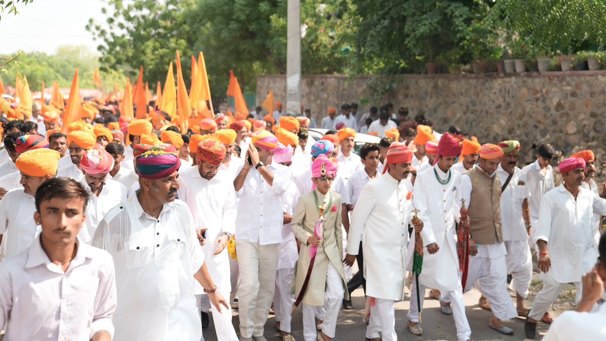 RavindraBhati__'s tweet photo. विजयादशमी के पावन अवसर पर आज बाड़मेर में आयोजित ‘पथ प्रेरणा यात्रा’ कार्यक्रम में शामिल होकर परम पूज्य संत-महात्माओं का दिव्य आशीर्वाद प्राप्त करने का सौभाग्य मिला।

हमारी सनातन संस्कृति, गौरवशाली परंपराओं और समृद्ध विरासत का प्रतीक यह यात्रा धर्म, सत्य, साहस एवं राष्ट्रभक्ति के पथ पर आगे बढ़ने की प्रेरणा देती है। ऐसे आयोजन हमारी सांस्कृतिक जड़ों को सशक्त करने के साथ समाज में संस्कार, समरसता और सद्भाव की भावना को भी प्रगाढ़ करते हैं।

धर्म की विजय, संस्कारों का गौरव और संस्कृति का संरक्षण ही हमारी सच्ची पहचान है।