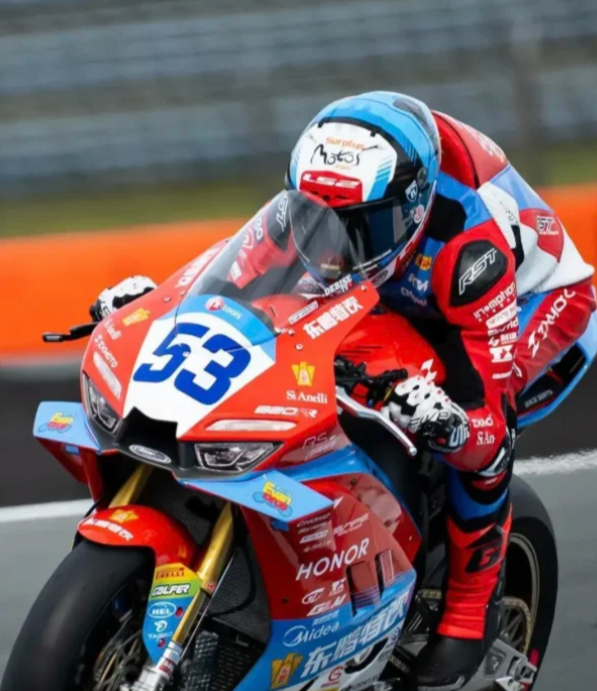 ElementsCC3's tweet photo. 🏁歷史一刻！中國摩托車站上世界領獎台！
#张雪 機車首戰WSBK，就斬獲年度製造商季軍，車手德比斯更拿下年度亞軍。力壓歐美日老牌勁旅，與雅馬哈、杜卡迪同列前三。
從葡萄牙站包攬雙冠，到四站六勝，這抹中國紅讓世界賽道記住了東方引擎的轟鳴。
國貨當自強，油門到底，繼續衝！🇨🇳
#WSBK #Canton Fair https://t.co/nrbbxtXszN