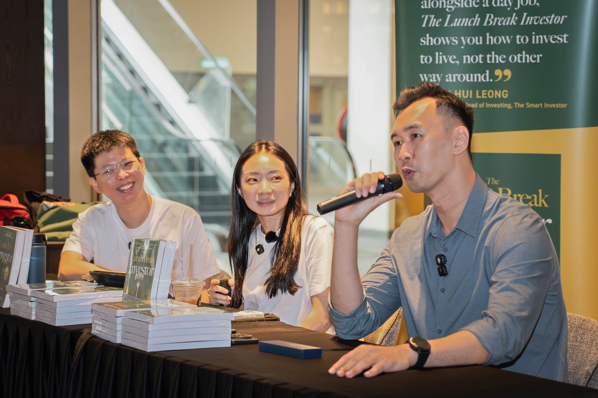 SteadyCompound's tweet photo. I wasn’t sure how my first book talk outside Singapore would go.

Then on Saturday in KL, all 50 seats were taken and people stood along the side for the whole hour.

Very grateful to everyone who came, and to HY Tan and Guan of doitduit, who prepared the great questions and spread the word.