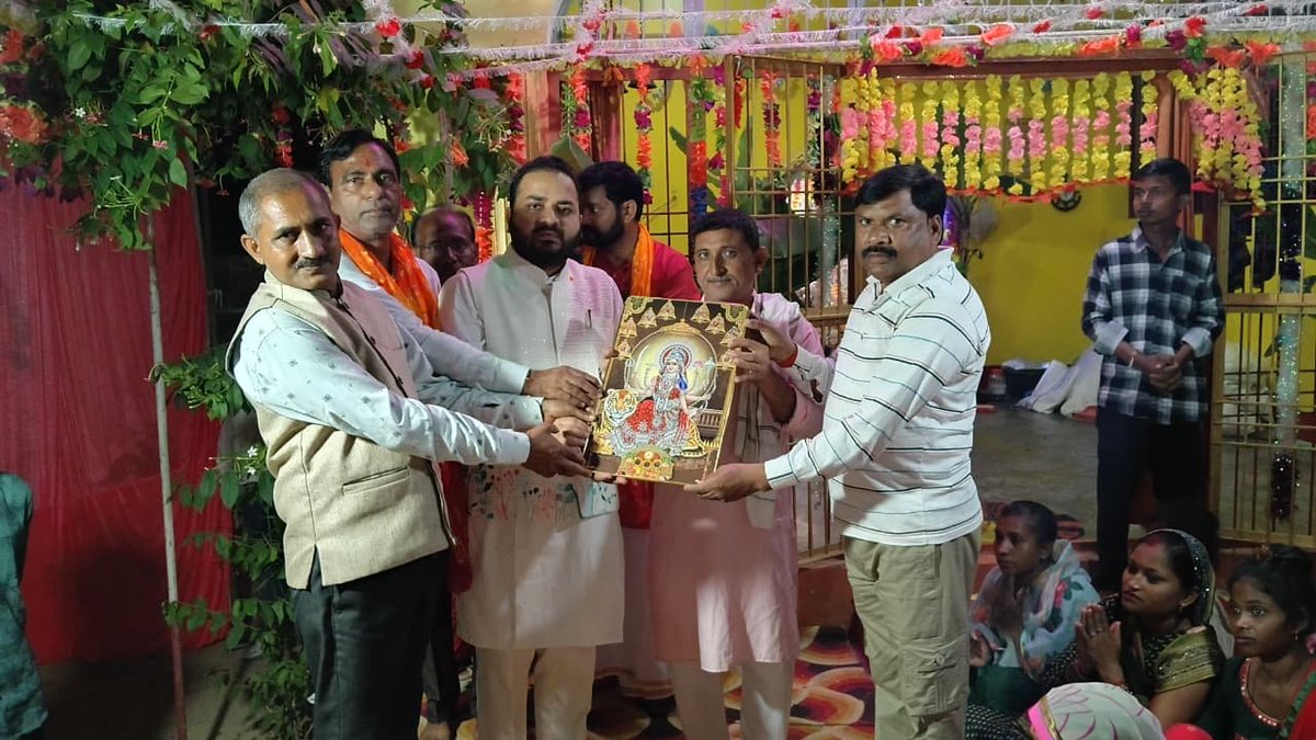 PushpSingh21's tweet photo. मनीखेड़ा (सुमेरपुर) में मां जगदम्बा के दरबार में पहुंचे राष्ट्रसेवक पुष्पेंद्र प्रताप सिंह; आरती कर की सर्वकल्याण की प्रार्थना।
ग्रामीणों के भव्य स्वागत हेतु आभार, समाज में आपसी भाईचारे, सनातन संस्कृति व शिक्षा को बढ़ावा देने का दिया संदेश! 🚩✨

#PushpendraPratapSinghUnnao #unnao #pushpendrapratapsingh #samajseva #navratri