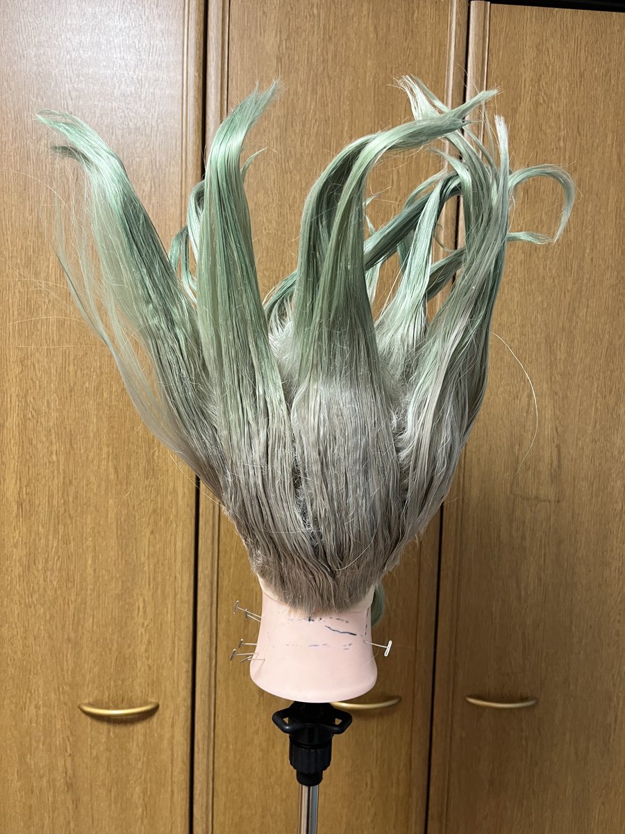 ikko_coscamera's tweet photo. メルカリのウィッグオーダーで4枚目のキャラをお願いして、材料費込みで約36,000円払って届いたのがこれなんですけど酷くないか😂😂😂😂
それとも36,000円なら妥当なの！？教えて有識者😂😂😂😂😂😂😂 https://t.co/TJmGuyxxbs