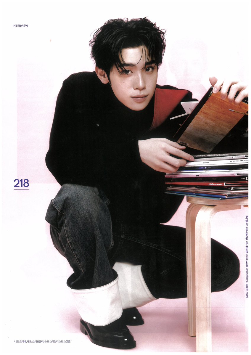mysummtr's tweet photo. 아레나 옴므 플러스 2026년 11월호 #김태래 스캔

Q. <제로베이스원의 친한친구> DJ로 새로운 활동을 시작했다. 오랫동안 라디오 DJ를 해보고 싶다고 이야기해온 만큼 실제로 방송을 진행하는 기분은 어떤가?

🐶 스튜디오가 벌써 내 공간이 된 기분이다.
게스트분들과도 '제 작업실에 오신 걸 환영합니다'라는 마음으로 편하게 이야기를 나누고 있다. MBC로 출근한다는 사실 자체도 좋았다.
부모님도 무척 기뻐하셨다.

Q. 처음 DJ 제안을 받았을 때는 어떤 마음이었나?

🐶 DJ를 할 수도 있다는 이야기를 먼저 들었고, 진심으로 맡고 싶었다. 거의 두 달 동안 담당자분을 만날 때마다 물어봤다.(웃음) 확정되고 나서는'어떻게 해야 할까' 고민이었다. 밤에 진행하는 라디오 방송이니까 분위기를 정적으로 잡고, 차분한 목소리로 해야겠다고 생각했다. 막상 해보니 나도 오히려 긴장을 많이 하게 돼서, 평소처럼 친구에게 말하듯 편하게 진행하는 게 좋더라. 지금은 최대한 나다운 모습을 보여주려고 한다.

Q. 그래서 더 친근한 느낌이다. 혼자 두 시간 동안 이끌어가야 하는데 낯설거나 어려운 점은 없었나?

🐶 일상처럼 편하게 이야기하며 이끌어가니까 크게 어렵지 않았다. 다만 T 성향이 강하다 보니 그로 인한 고충이 있다. 청취자분들이 사연을 남기면 냉철하게 피드백이나 해결책을 주고 싶은 마음이 앞서기도 한다. DJ 선배들이 알려준 팁을 참고해 사연에 맞는 꼬리 질문을 해보기도 하고, 이성적이 되 재치 있게 답하는 걸 연습 중이다.

Q. 반면 자신과 잘 맞는다고 느낀 점이 있다면?

🐶 무엇보다 사람을 좋아한다. 평소라면 만나기 어려운 아티스트와 이야기를 나누고, 그들을 알아가는 과정이 재미있다. 게스트의 기본적인 정보뿐 아니라 어떤 것을 좋아하고 어떤 활동을 해왔는지 미리 찾아보고, 대본에 없는 질문을 즉흥적으로 던지기도 한다. 내가 인기를 꽤 잘한다는 정도 알게 됐다.(웃음) 사연을 읽을 때 내비게이션이나 왕 같은 캐릭터를 흉내 내야 했는데, 생각보다 잘해냈다.

Q. 매주 월•화•수요일 만날 수 있는 방송은 팬들에게 가장 기쁜 소식 아닐까.

🐶 팬분들이 나를 얼마나 보고 싶어 하는지 새삼 느꼈다.
그동안 일상적인 모습을 보여드릴 기회가 많지 않았는데, 이렇게 궁금해하시는 줄 몰랐다. 정말 감사하면서도 한편으로는 죄송한 마음이 들었다.

Q. '태래방' '이 밤의 헤드라이너' '취향.zip' 등 여러 코너를 진행하고 있다. 그중 가장 애착이 가는 코너는 뭔가?

🐶 아무래도 태래방이다. 내 이야기로 채우는 코너니까, 이 밤의 헤드라이너나 취향.zip처럼 팬분들도 게스트가 출연하는 걸 좋아하시지만, 태래방을 통해 나에 대해 조금씩 알아가는 걸 좋아한다. 3년 넘게 활동하면서도 새로운 면이 라디오를 통해 밝혀지니까 더 반가워하는 것 같다. 나를 조금 더 드러내고 보여줄 수 있다는 점에서 소중한 코너다.

Q. 지금까지 소개한 사연이나 신청곡 가운데 기억에 남는 것도 있는지 궁금하다.

🐶 최근에 원어스(ONEUS) 건희 선배님이 게스트로 나오셨는데, 제이레빗의 노래 '내일을 묻는다'를 추천해주셨다. 고요하면서도 동화 같은 멜로디가 참 좋았다. 게스트분들을 통해 내가 모르던 장르와 취향도 알아가고 있다.

Q. 밤 10시부터 자정까지 방송하는 만큼 하루를 마무리하며 듣는 사람이 많다. 청취자들이 '탤디의 친한친구'를 어떤 마음으로 찾아주었으면 하나?

🐶 밤이 깊어지면 생각이 많아지기 마련이다. 복잡한 고민은 잠시 내려두고, 다른 사람의 사연을 듣고 공감도 하면서 편하게 마음을 푸는 시간이 되면 좋겠다. 그리고 진짜 '절친' 같은 DJ가 되고 싶다. 사연을 털어놓았을 때 무조건 편들어주는 게 아니라, 때로는 솔직하게 말해주는 친구 말이다. 함께 웃고 울면서 진심 어린 조언을 해주는 DJ가 되고 싶다.