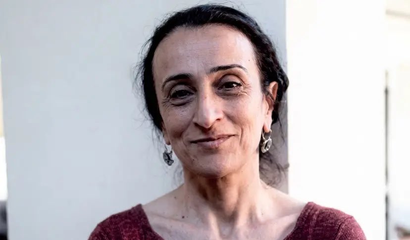 okandanci1's tweet photo. Yoldaşımız Hülya Gerçek hakkında yaklaşık 18 aydır ev hapsi adli kontrol kararı uygulanıyor.

Yaşadığı değişik hastalıklar ve geçirdiği ameliyat sonrası gelişen sağlık sorunları nedeniyle düzenli doktor kontrolüne ve tedaviye ihtiyaç duyuyor. Ancak ev hapsi kararı Hülya’nın tedavi sürecini engelliyor.

Hülya hakkında uygulanan ev hapsi, fiili bir cezaya dönüştürülmüş durumda.

Tedavi sürecinin sağlıklı şekilde ilerleyebilmesi için ev hapsi kararı kaldırılsın istiyoruz.