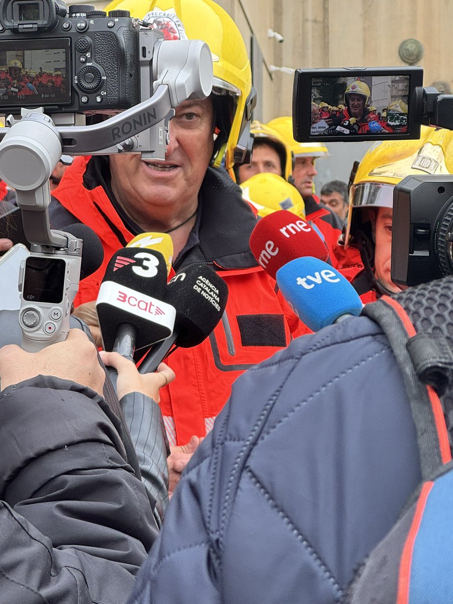 BombersPrecaris's tweet photo. A les portes dels jutjats de Lleida, a punt per entrar al primer judici.

Atenem la premsa i reivindiquem els nostres drets!!

#SomBombers https://t.co/JIbPRYteFl
