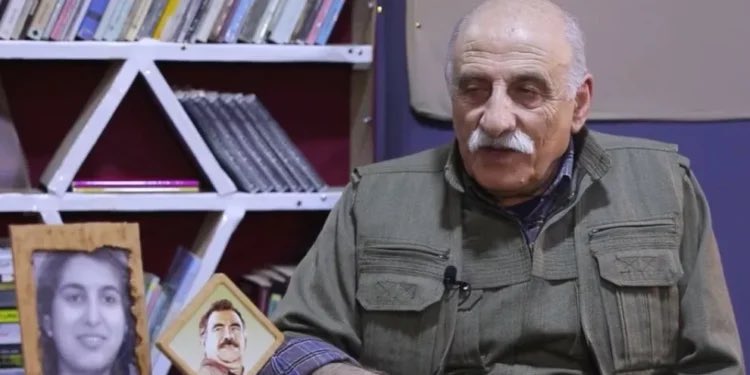 FuocoSavinelli's tweet photo. Duran Kalkan zu Frankreich: Eine spontane, natürliche Reaktion, die aus Sicht der Freiheit große Hoffnung weckt. Jemand musste sich gegen dieses System auflehnen. Die PKK war auch eine Jugendbewegung. Die Jugend hat sich gegen die Ausbeutung zu jeder Art von Aktion entschlossen https://t.co/yMf2SMtZ8L