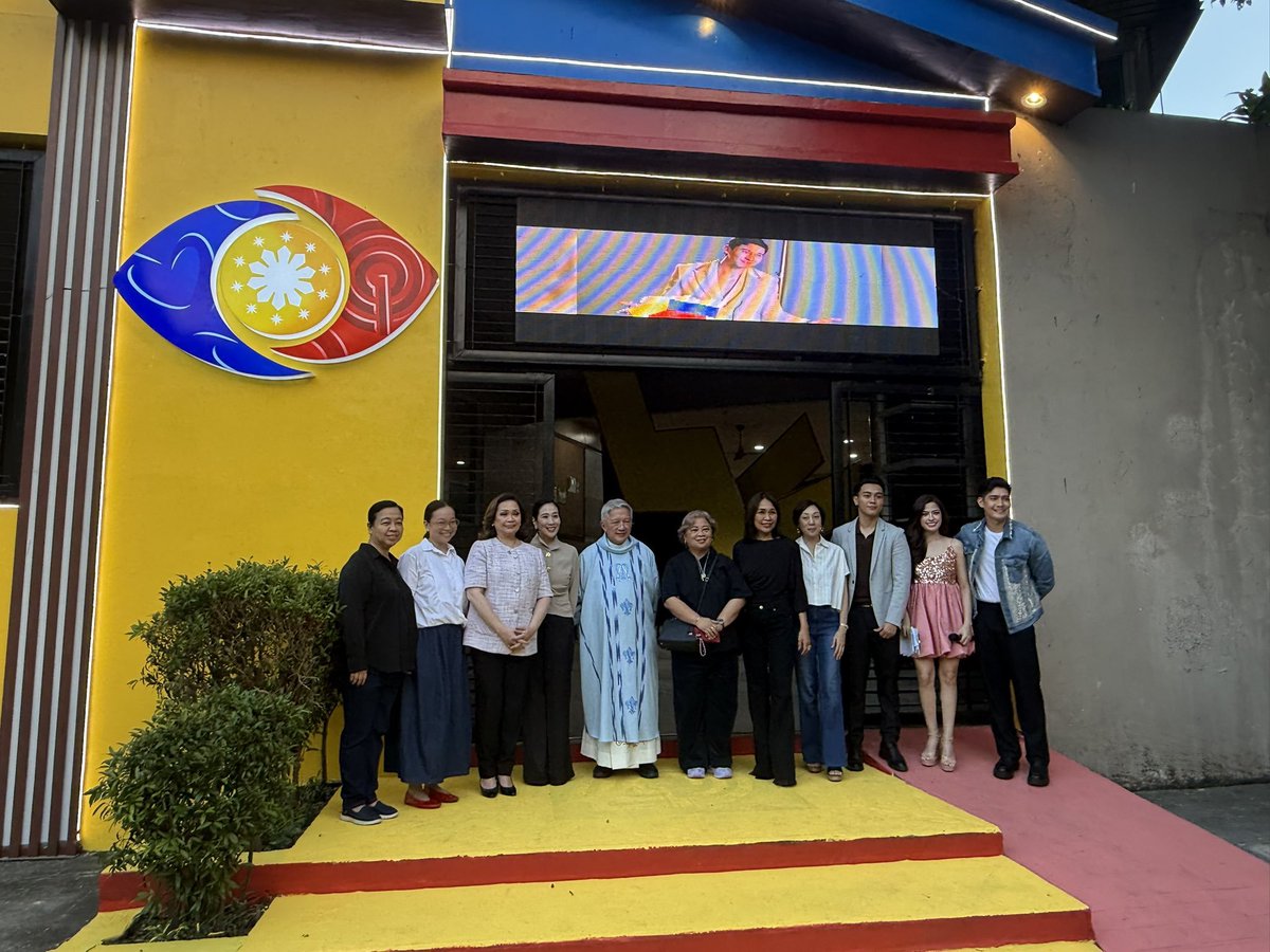 ABSCBNNews's tweet photo. LOOK: The new "Pinoy Big Brother" house facade has been revealed ahead of "PBB Collab 3.0" this October.

ABS-CBN and GMA executives, hosts Robi Domingo and Alexa Ilacad, and Business unit head Marcus Vinuya were present during  the ceremonial unveiling. | via @mjfelipe https://t.co/too8FjaE5D