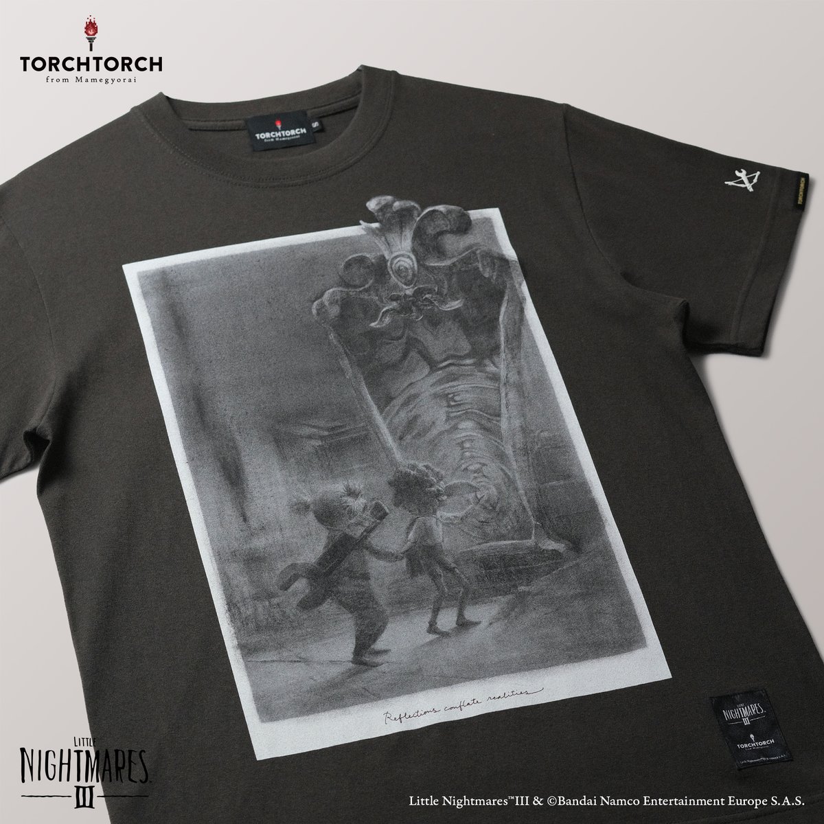 torchtorch_jp's tweet photo. 『リトルナイトメア3』より、「ロゥとアローンと鏡のTシャツ」が、PARCO各店とECサイトに入荷いたしました。ロゥがアローンの手をとり鏡の先へ進もうとする場面を、画家・青木薫氏が木炭画で描き下ろし。硬軟を巧みに使い分けた筆致による、奥行きのある空間表現は必見です。
https://t.co/cAebGL2gmz https://t.co/T7ldbHLKoM