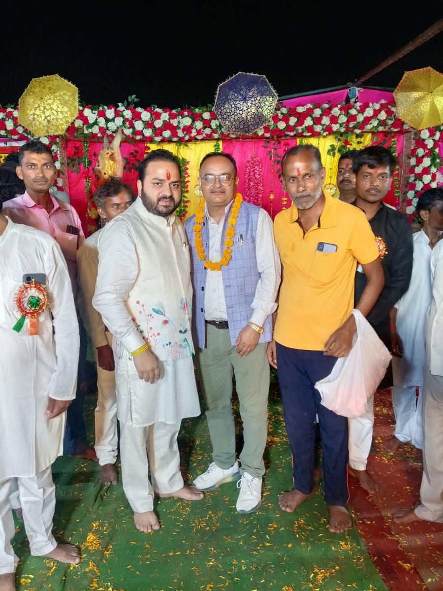 PushpSingh21's tweet photo. नवरात्रि पर्व पर ग्राम विजेती खेड़ा पहुंचे राष्ट्रसेवक पुष्पेंद्र प्रताप सिंह; मां के दरबार में की सर्वकल्याण की मंगलकामना।
क्षेत्रीय परिवारजनों से आत्मीय मुलाकात कर बुजुर्गों का आशीर्वाद लिया! जय माता दी! 🚩✨

#PushpendraPratapSinghUnnao #unnao #pushpendrapratapsingh #samajseva #navratri