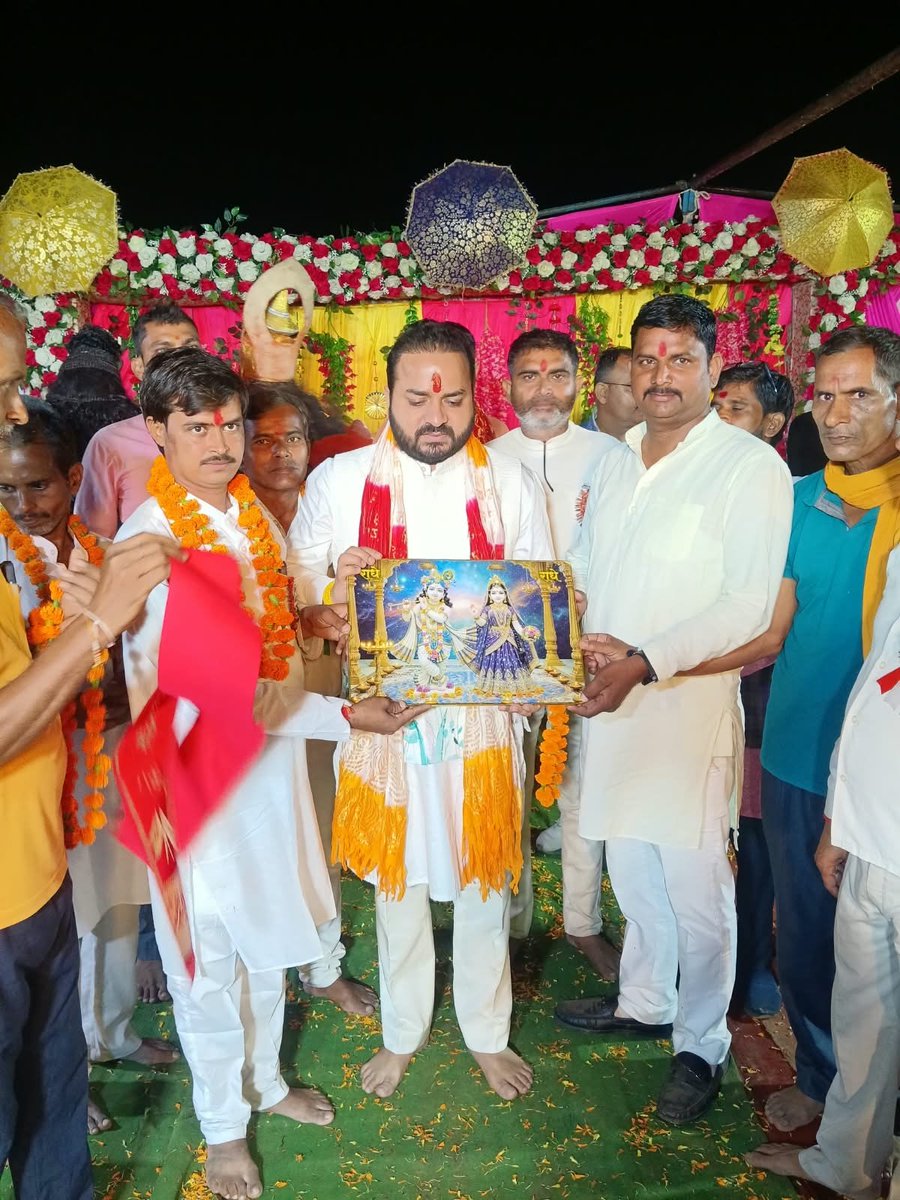 PushpSingh21's tweet photo. नवरात्रि पर्व पर ग्राम विजेती खेड़ा पहुंचे राष्ट्रसेवक पुष्पेंद्र प्रताप सिंह; मां के दरबार में की सर्वकल्याण की मंगलकामना।
क्षेत्रीय परिवारजनों से आत्मीय मुलाकात कर बुजुर्गों का आशीर्वाद लिया! जय माता दी! 🚩✨

#PushpendraPratapSinghUnnao #unnao #pushpendrapratapsingh #samajseva #navratri