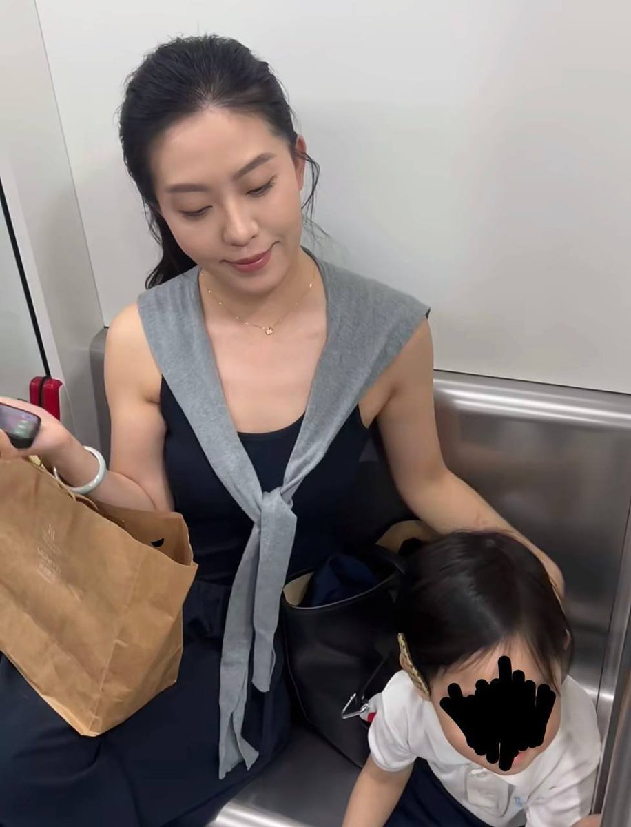 jenna96fh2's tweet photo. 93年已婚人妻，第一次鼓起勇气发正面照...欢迎欣赏，也欢迎交流 https://t.co/a441mKZCSC