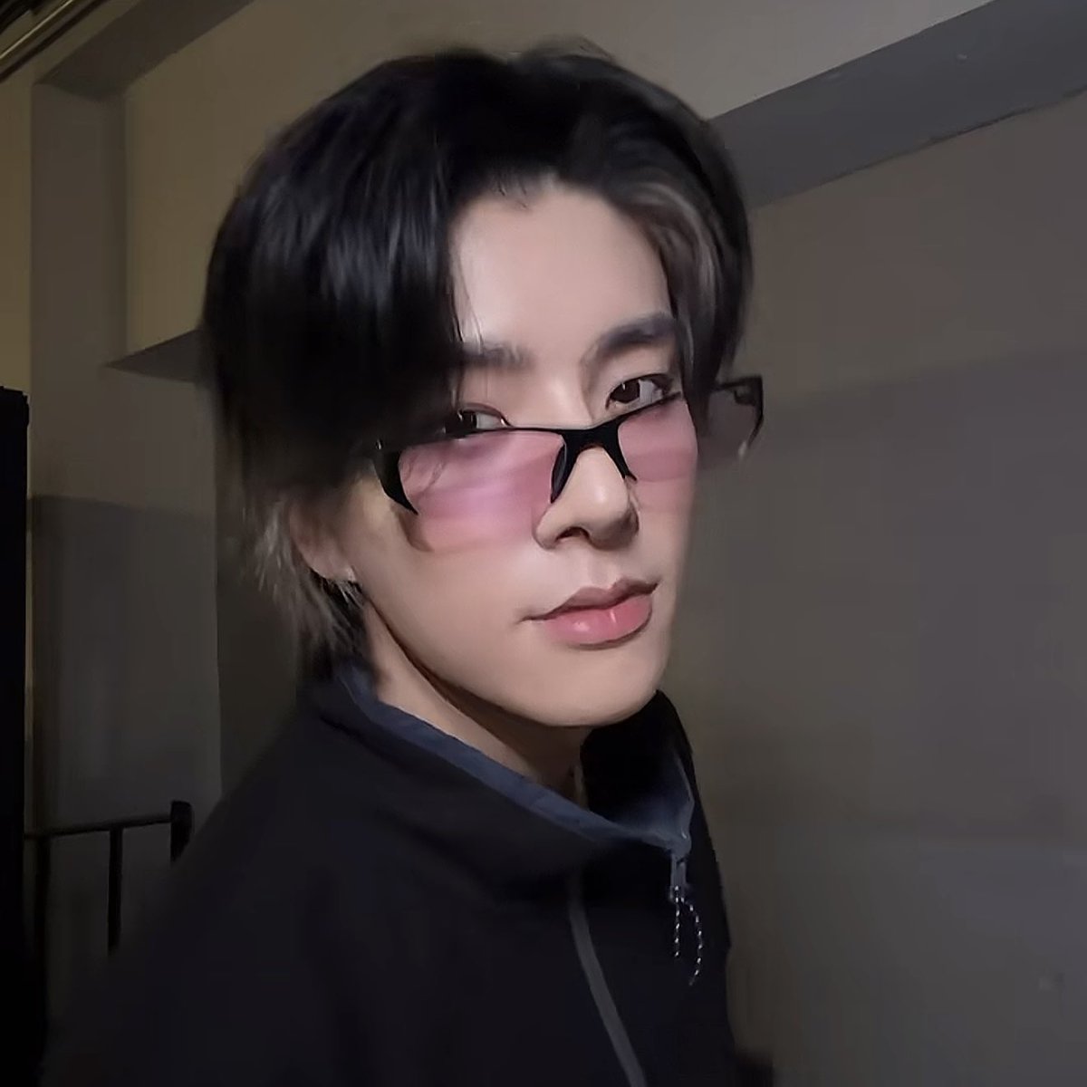 heartis_jake's tweet photo. การ์ดคาเฟ่เจคคือแว่นอันนี้ หล่อทะลุพรีวิวมาก ㅠㅠㅠㅠㅠㅠㅠㅠㅠ https://t.co/zvz02w3sEI