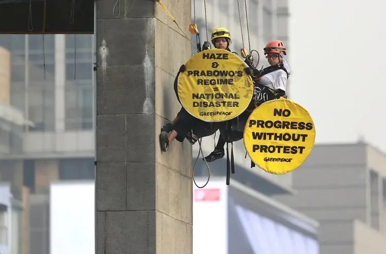 malwikadevi1205's tweet photo. "No progress without protest."
Sebuah potret kontras di jantung kota yang mengingatkan kita bahwa suara publik akan selalu menemukan jalannya untuk tetap terdengar, setinggi apa pun itu. 🧗‍♂️✨

Terima kasih @GreenpeaceID ..

Hidup Perempuan Yang Melawan 🤍
Panjang Umur Perjuangan https://t.co/ktcLimIWaw