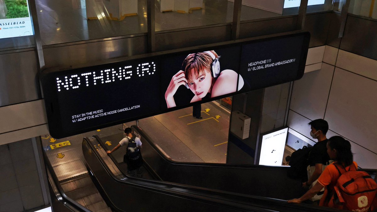 BTSV_TH's tweet photo. Nothing รุกตลาด! พา ‘วี BTS’ บุก MRT ทั่วกรุงเทพฯ ครอบคลุม 18 สถานี รวม 112 จุดทั่วเมือง

กรุงเทพฯ เตรียมต้อนรับความฮอตของ ‘วี BTS’ เมื่อ Nothing แบรนด์เทคโนโลยีสัญชาติอังกฤษ ยกทัพแคมเปญโฆษณาครั้งใหญ่บนเครือข่ายรถไฟฟ้า MRT ครอบคลุม 18 สถานี รวมทั้งสิ้น 112 จุดทั่วกรุงเทพฯ ให้แฟน ๆ และผู้โดยสารได้พบกับวีตลอดเส้นทางการเดินทาง ตั้งแต่วันที่ 20–31 ตุลาคม 2569

แคมเปญนี้ครอบคลุมสถานีรถไฟฟ้า MRT ตั้งแต่บางซื่อ กำแพงเพชร สวนจตุจักร พหลโยธิน ลาดพร้าว รัชดาภิเษก สุทธิสาร ห้วยขวาง ศูนย์วัฒนธรรมแห่งประเทศไทย พระราม 9 เพชรบุรี สุขุมวิท ศูนย์การประชุมแห่งชาติสิริกิติ์ คลองเตย ลุมพินี สีลม สามย่าน ไปจนถึงหัวลำโพง โดยโฆษณาจะจัดแสดงระหว่างเวลา 06.00–24.00 น. รวม 18 ชั่วโมงต่อวัน ตลอดระยะเวลาแคมเปญ

ใครเดินทางผ่าน MRT ในช่วงนี้ อย่าลืมมองหา ‘วี BTS’ ในแคมเปญ Nothing ครั้งนี้ แล้วมาแชร์ภาพความประทับใจไปด้วยกันนะคะ 

#วีบุกMRT #VxNOTHING  #NothingThailand