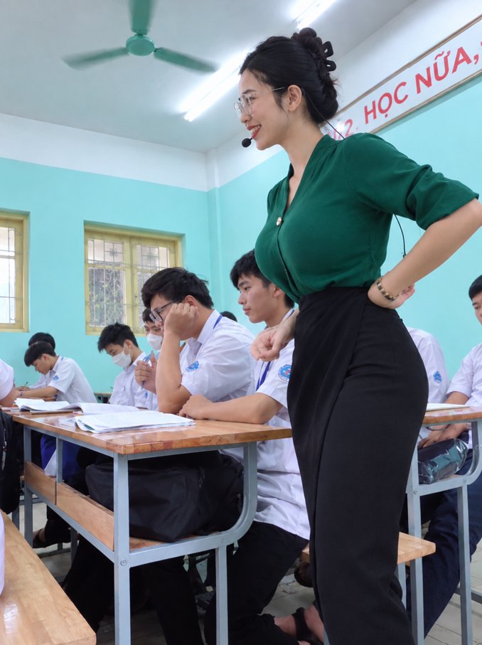DAAN0430's tweet photo. 毛遂自荐一下，本人90后微胖，职业英文教师，长相一般有点不自信，想趁年轻及时行乐。思想放得开，欢迎来聊天 https://t.co/Jw3ZA7TiCP