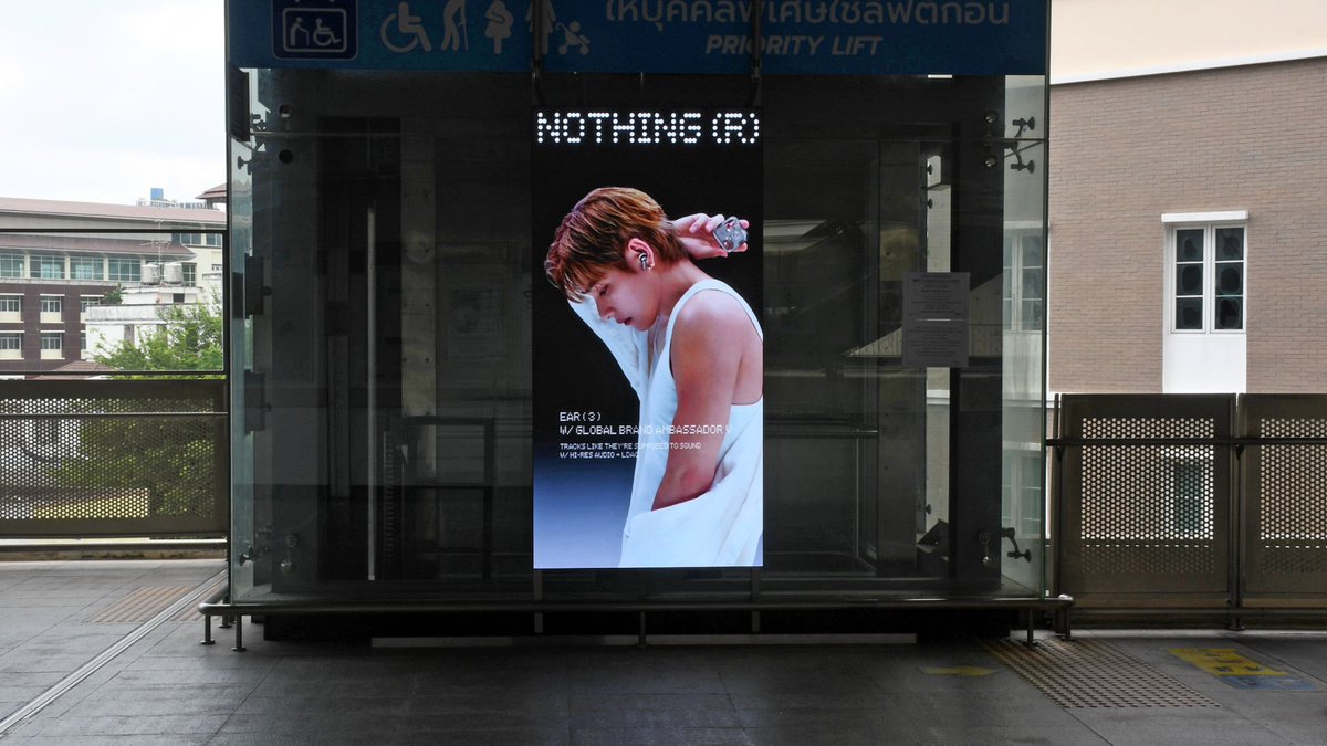 BTSV_TH's tweet photo. Nothing รุกตลาด! พา ‘วี BTS’ บุก MRT ทั่วกรุงเทพฯ ครอบคลุม 18 สถานี รวม 112 จุดทั่วเมือง

กรุงเทพฯ เตรียมต้อนรับความฮอตของ ‘วี BTS’ เมื่อ Nothing แบรนด์เทคโนโลยีสัญชาติอังกฤษ ยกทัพแคมเปญโฆษณาครั้งใหญ่บนเครือข่ายรถไฟฟ้า MRT ครอบคลุม 18 สถานี รวมทั้งสิ้น 112 จุดทั่วกรุงเทพฯ ให้แฟน ๆ และผู้โดยสารได้พบกับวีตลอดเส้นทางการเดินทาง ตั้งแต่วันที่ 20–31 ตุลาคม 2569

แคมเปญนี้ครอบคลุมสถานีรถไฟฟ้า MRT ตั้งแต่บางซื่อ กำแพงเพชร สวนจตุจักร พหลโยธิน ลาดพร้าว รัชดาภิเษก สุทธิสาร ห้วยขวาง ศูนย์วัฒนธรรมแห่งประเทศไทย พระราม 9 เพชรบุรี สุขุมวิท ศูนย์การประชุมแห่งชาติสิริกิติ์ คลองเตย ลุมพินี สีลม สามย่าน ไปจนถึงหัวลำโพง โดยโฆษณาจะจัดแสดงระหว่างเวลา 06.00–24.00 น. รวม 18 ชั่วโมงต่อวัน ตลอดระยะเวลาแคมเปญ

ใครเดินทางผ่าน MRT ในช่วงนี้ อย่าลืมมองหา ‘วี BTS’ ในแคมเปญ Nothing ครั้งนี้ แล้วมาแชร์ภาพความประทับใจไปด้วยกันนะคะ 

#VxNOTHING #วีบุกMRT #NothingThailand
