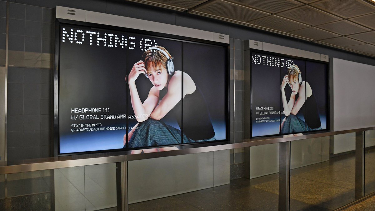 BTSV_TH's tweet photo. Nothing รุกตลาด! พา ‘วี BTS’ บุก MRT ทั่วกรุงเทพฯ ครอบคลุม 18 สถานี รวม 112 จุดทั่วเมือง

กรุงเทพฯ เตรียมต้อนรับความฮอตของ ‘วี BTS’ เมื่อ Nothing แบรนด์เทคโนโลยีสัญชาติอังกฤษ ยกทัพแคมเปญโฆษณาครั้งใหญ่บนเครือข่ายรถไฟฟ้า MRT ครอบคลุม 18 สถานี รวมทั้งสิ้น 112 จุดทั่วกรุงเทพฯ ให้แฟน ๆ และผู้โดยสารได้พบกับวีตลอดเส้นทางการเดินทาง ตั้งแต่วันที่ 20–31 ตุลาคม 2569

แคมเปญนี้ครอบคลุมสถานีรถไฟฟ้า MRT ตั้งแต่บางซื่อ กำแพงเพชร สวนจตุจักร พหลโยธิน ลาดพร้าว รัชดาภิเษก สุทธิสาร ห้วยขวาง ศูนย์วัฒนธรรมแห่งประเทศไทย พระราม 9 เพชรบุรี สุขุมวิท ศูนย์การประชุมแห่งชาติสิริกิติ์ คลองเตย ลุมพินี สีลม สามย่าน ไปจนถึงหัวลำโพง โดยโฆษณาจะจัดแสดงระหว่างเวลา 06.00–24.00 น. รวม 18 ชั่วโมงต่อวัน ตลอดระยะเวลาแคมเปญ

ใครเดินทางผ่าน MRT ในช่วงนี้ อย่าลืมมองหา ‘วี BTS’ ในแคมเปญ Nothing ครั้งนี้ แล้วมาแชร์ภาพความประทับใจไปด้วยกันนะคะ 

#VxNOTHING #วีบุกMRT #NothingThailand