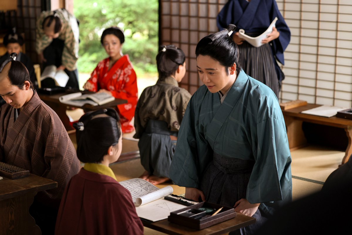 oricon's tweet photo. 上白石萌音×向井康二 ドラマ
『いろはの恋は時代をかける』
⠀⠀
いろは(上白石)が教師として初登校
⠀
✍️第2話あらすじ
https://t.co/4GfuKvGOAT
⠀
📸キャラクター紹介【相関図】
https://t.co/eIAslzqwbp
⠀
上白石萌音、向井康二（Snow Man）
山中柔太朗（M!LK）、大森元貴（Mrs. GREEN APPLE）
 剛力彩芽、 大西礼芳、白山乃愛、原ふき子
永野宗典、イモトアヤコ、YOU