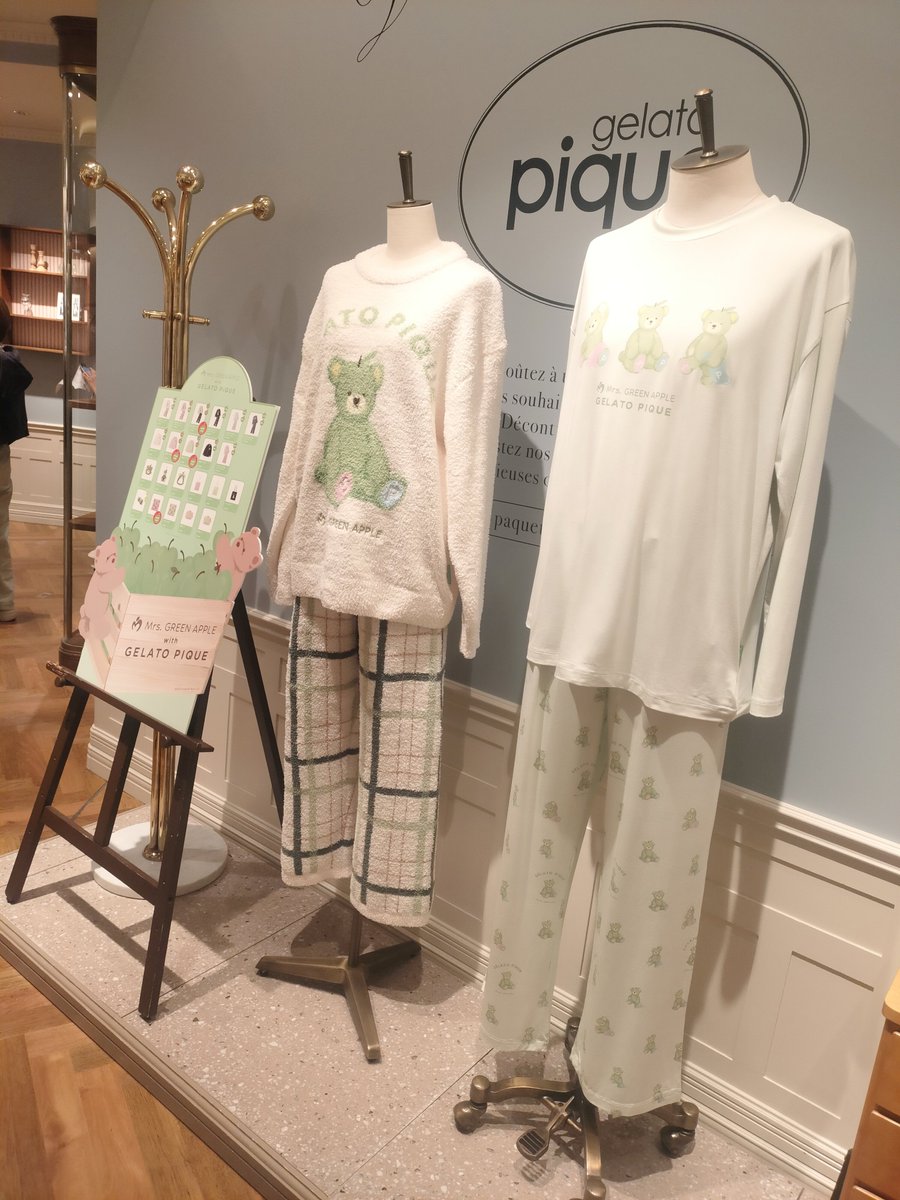 kana_panini's tweet photo. 昼休みにオンラインで購入できたはずなのに注文完了✉️来なくて仕事が手につかなかった😩
仕事終わっても「処理中⋯」のままだから在庫確保できてなさそうで、表参道を鼻息荒く駆け抜けて無事買えました。
1人だけ汗だくでﾊｽﾞｶｼｰ🥴
もしこの後「注文完了」になったら私は破産します。
#膝ガクガク https://t.co/B2wijuQq0s