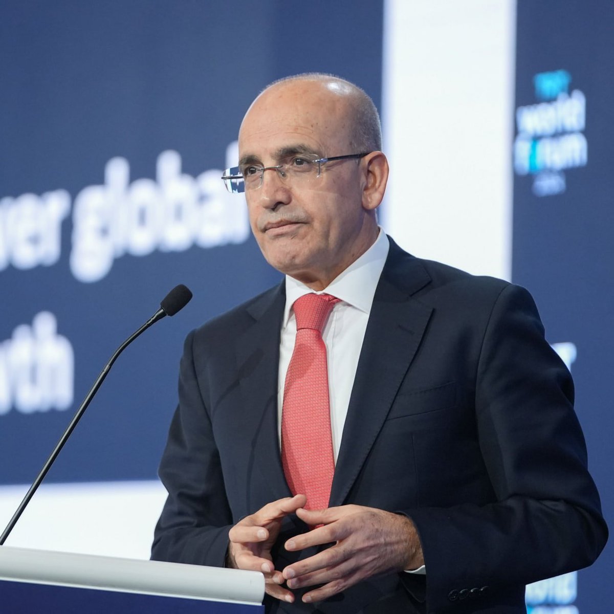bptfinans's tweet photo. Mehmet Şimşek:

"Mısır'da bir fon sorunu yok, borsası 17 Eylül'den bu yana %15,2 düştü. Türkiye'de borsa %14,8 düştü. Güney Kore'de %14,1 düştü. Güney Kore'de bir fon sorunu mu var?

Küresel finansal koşulların sıkılaşması, gelişmekte olan ülkelerden sermaye çıkışı, petrolün tekrar yükselmesi, faizlerin yükselmesi... Bunların tamamı fonlardaki ve borsadaki çıkışlarda etkili. Bunlar denk geldi."