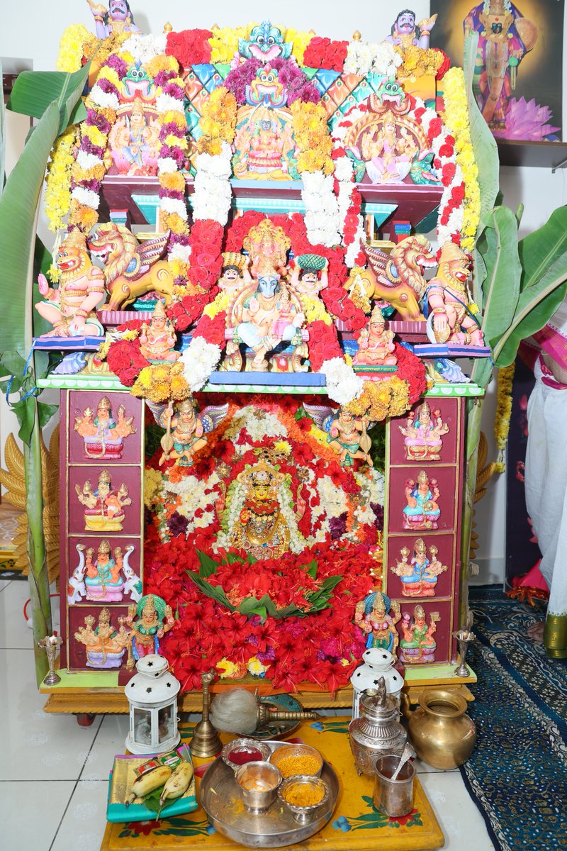 BhashyamBRK's tweet photo. దసరా శరన్నవరాత్రి ఉత్సవాల్లో భాగంగా, శ్రీ రాజరాజేశ్వరి దేవి అలంకారంలో దర్శనమిస్తున్న శ్రీ కనకదుర్గమ్మవారికి రాజ్యసభ సభ్యులు శ్రీ భాష్యం రామకృష్ణ గారు ప్రత్యేక పూజలు నిర్వహించారు.

అమ్మవారి ఆశీస్సులతో ప్రజలందరికీ సుఖశాంతులు, ఆయురారోగ్యాలు కలగాలని ఆకాంక్షించారు.

#BhashyamRamakrishna #KanakaDurgaAmma #RajaRajeshwariDevi #DasaraNavaratri #AndhraPradesh