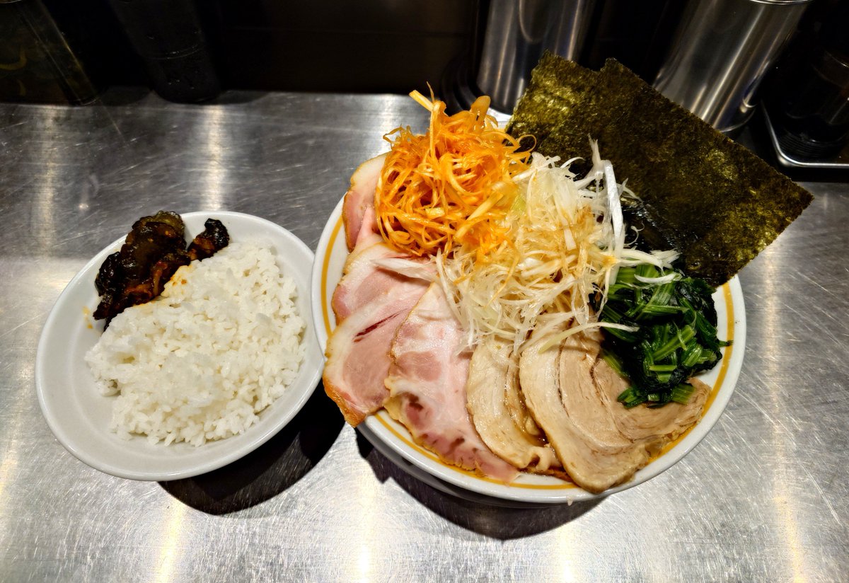 yaseru851's tweet photo. 麺家よし川 天王寺

超チャーシューメン+🍚
🈂️⬛️🐷燻3+辛ネギ
🈂️よしカッパ

昨日のラーメン美味すぎて二日連続🔥
超🐷の白髪ネギも辛ネギでめでたく紅白👍

当然オリジナル丼に昇華するッ
あかん最高すぎる😭

ホントなら🍚3杯位おかわりしたかった😭
最高すぎる🍜でした、ゴチでした🍜 https://t.co/ldLlwjyhCD