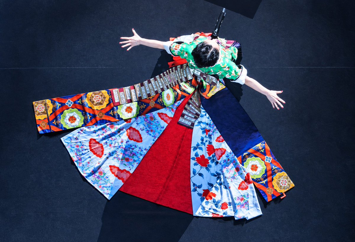 tri_colore's tweet photo. 明治座のときよりパワーアップした着物ドレス👘が、とにかく派手派手でビックリ‼️🤩
クジャク🦚かと思ったわい😅

「愛燦燦」のしっとりと情感あふれる歌唱に感動🥹
これまで演歌カバーは「冬隣」が一番のお気に入りでしたが、甲乙つけがたいなぁ😆

おじゃコンでこんなサイリウム畑が実現するとは😭😭 https://t.co/qrUNDQPNcV