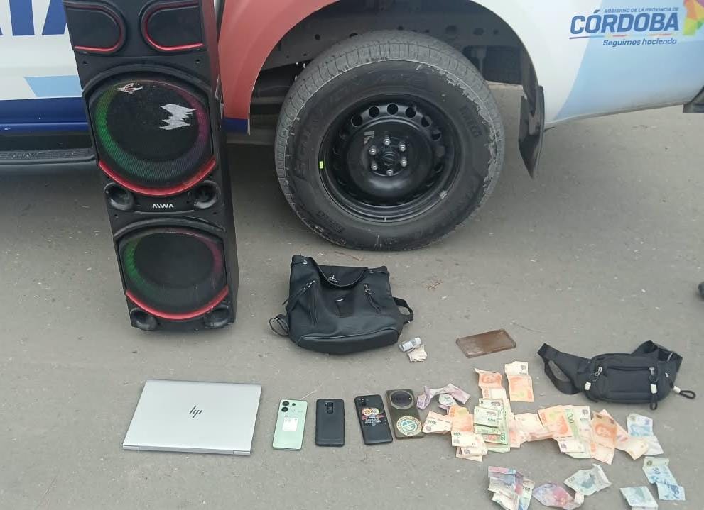 PoliciaCbaOf's tweet photo. Dos detenidos tras una alerta de las cámaras de videovigilancia

🎥Se trata de dos hombres de 37 y 39 años que fueron aprehendidos en barrio Santa Isabel 2ª Sección, tras haber sido observados cometiendo un ilícito en B° Alto Alberdi.
 
🚨De inmediato se desplegó un operativo policial que culminó en calle Layaba y colectora de avenida Armada Argentina, cuando el automóvil en el que movilizaban colisionó contra un poste de alumbrado público, efectuándose la detención de uno de los sospechosos.

🔗En cuanto al segundo hombre, quien habría escapado a pie, fue localizado y arrestado en el sector.

🚗Durante el procedimiento, se secuestró el rodado, dinero en efectivo, cuatro teléfonos celulares, un parlante portátil, una notebook y otros elementos cuya procedencia se investiga.
