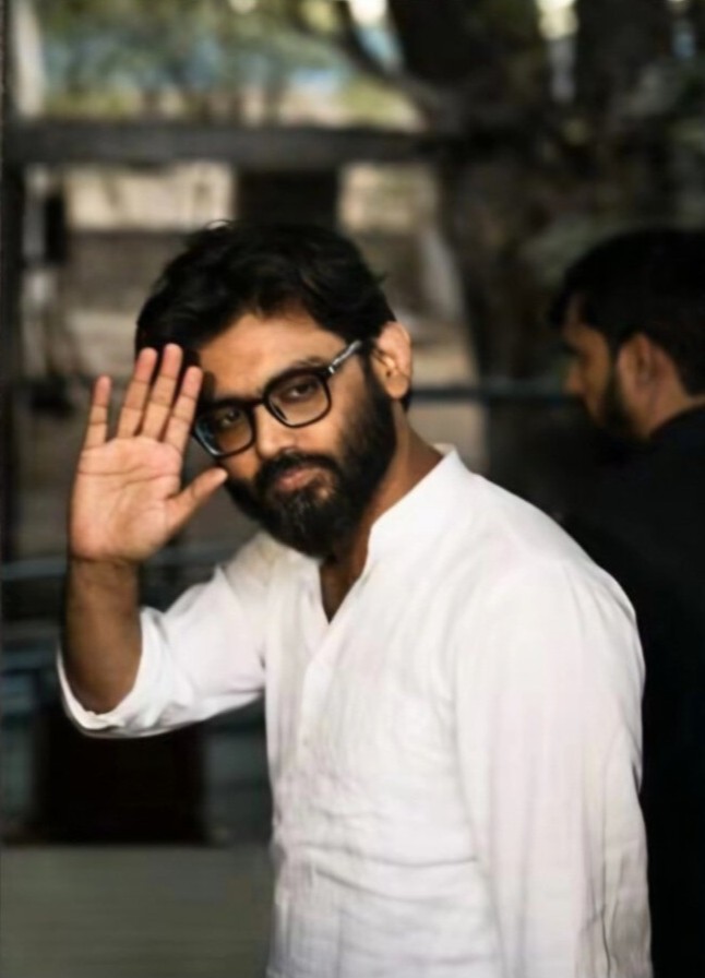 anarkaliofara's tweet photo. अगर किसी भड़वे को डिबेट करना है तो डिबेट बराबरी के पोजीशन पर होता है!

बिना किसी क्राइम के शरजील ईमाम जेल में हैं और आज तक किसी केस का ट्रायल तक शुरू नहीं हुआ है! इसलिए अगर कोई टकला बनिया अगर शरजील के व्यूज पर "critique" करने का थेथरई करेगा तो वो थेथरई हमलोग को बढ़िया से बुझाता है! 

शरजील इमाम के जितना education उस टकले बनिया के खानदान में किसी का नहीं होगा और आ के ऐसे ज्ञान झाड़ रहा है जैसे आइंस्टीन का नाती गुप्ता जी पैदा हुए हैं। 

इसलिए सभी अपील है की उस टकले से engage ना करें और चुपचाप उसके मुँह पर थूक दें!

सवर्ण लिबरल लॉबी बहुत दिन तक संघी आतंकियों को अपना कंधा देती रही है और अब जब हमलोग जीत रहे हैं तो समय है की इस सवर्ण लिबरल लॉबी को भी उसी कूड़ेदान में फेंका जाए जिसमे संघी आतंकियों को फेंक रहे हैं। 

#FreeSharjeelImam
