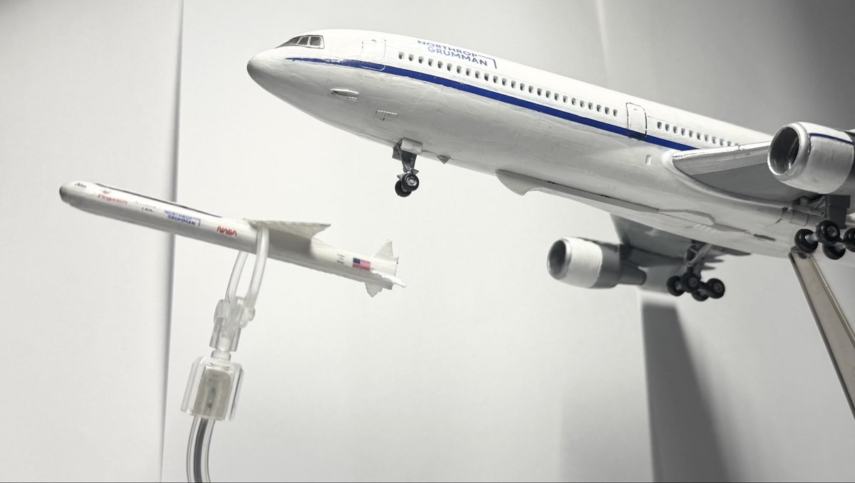 INHI_UV2B's tweet photo. 完成しました！！

1/200 ロッキードL-1011改造
ロケット空中発射母機「スターゲイザー」です！！

世界で唯一、現在も飛行可能なL-1011で、ノースロップ•グラマン社の空中発射型ロケット「ペガサスXL」の打ち上げに使用されています

10/24•25の #旅客機プラモフェスin羽田26 で展示予定です！ https://t.co/MQPEXyausp