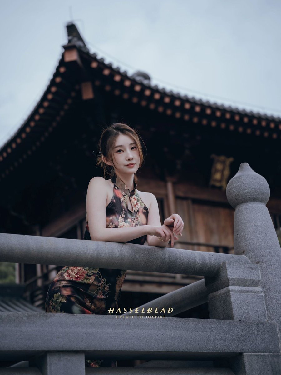 2026Array's tweet photo. 檐下旗袍留影，满是东方韵味 https://t.co/S29WTNu0yE
