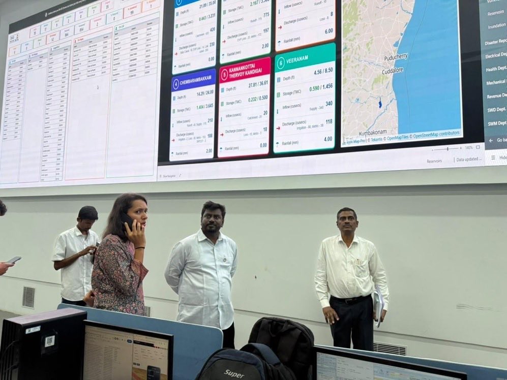 mmeiyyanathan's tweet photo. மழை முன்னெச்சரிக்கை நடவடிக்கைகள் தீவிரம்!

சென்னை ரிப்பன் மாளிகையில் செயல்பட்டு வரும் கட்டுப்பாட்டு அறையில் அமைச்சர் ராஜ்மோகன் நேரில் ஆய்வு மேற்கொண்டார். மழையால் ஏற்படும் பாதிப்புகளைத் தடுக்க எடுக்கப்பட்டுள்ள முன்னெச்சரிக்கை நடவடிக்கைகள் குறித்து அதிகாரிகளிடம் கேட்டறிந்தார்.
@imrajmohan