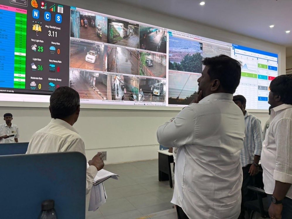 mmeiyyanathan's tweet photo. மழை முன்னெச்சரிக்கை நடவடிக்கைகள் தீவிரம்!

சென்னை ரிப்பன் மாளிகையில் செயல்பட்டு வரும் கட்டுப்பாட்டு அறையில் அமைச்சர் ராஜ்மோகன் நேரில் ஆய்வு மேற்கொண்டார். மழையால் ஏற்படும் பாதிப்புகளைத் தடுக்க எடுக்கப்பட்டுள்ள முன்னெச்சரிக்கை நடவடிக்கைகள் குறித்து அதிகாரிகளிடம் கேட்டறிந்தார்.
@imrajmohan