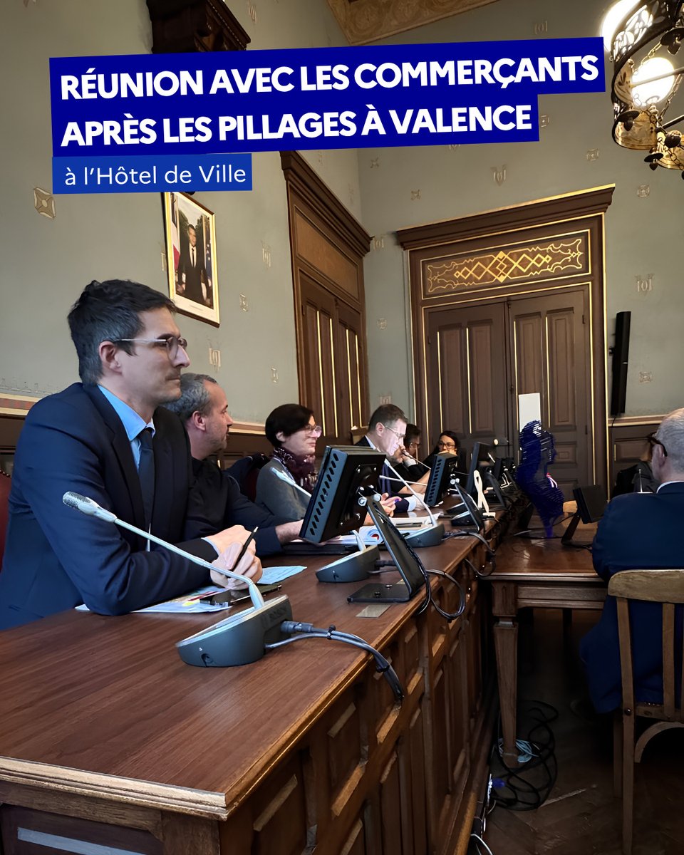 Prefet26's tweet photo. #Sécurité | Réunion avec les commerçants après les pillages à Valence

Hier après-midi, Marie-Aimée Gaspari, préfète de la Drôme, a participé à une réunion à l’hôtel de @VilledeValence, aux côtés du maire, Nicolas Daragon, de ses adjoints en charge du commerce et de la sécurité, du directeur départemental de la police nationale, Hervé Cazaux, du directeur de cabinet, Julien Henrard, ainsi que des associations de commerçants, à la suite des pillages survenus le samedi 17 octobre.

Cette #réunion a permis de revenir sur le dispositif de sécurité déployé, les forces mobilisées, le déroulement des événements et les interpellations réalisées. Dix personnes soupçonnées de pillages ont été interpellées.

Des échanges constructifs ont ensuite porté sur les perspectives d’évolution des dispositifs de sécurité et sur les mesures d’accompagnement des #commerçants ayant subi des dégâts.

Un objectif commun : unir nos efforts pour vous protéger. La sécurité des personnes et des biens est notre priorité.