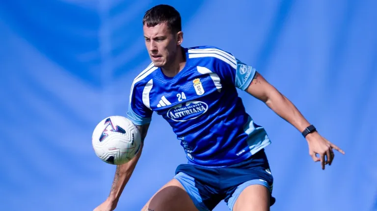 _RadioRO_'s tweet photo. NOTICIA.
Novedades en el entrenamiento del Real Oviedo.

✅ Alexandru Isfan arrancó el entrenamiento al mismo ritmo que sus compañeros.
⚽️ Ilyas Chaira y Estanis Pedrola participaron en las tareas de conservación de balón.

Vía: @lavozdeasturias https://t.co/UVt4TbC4jE