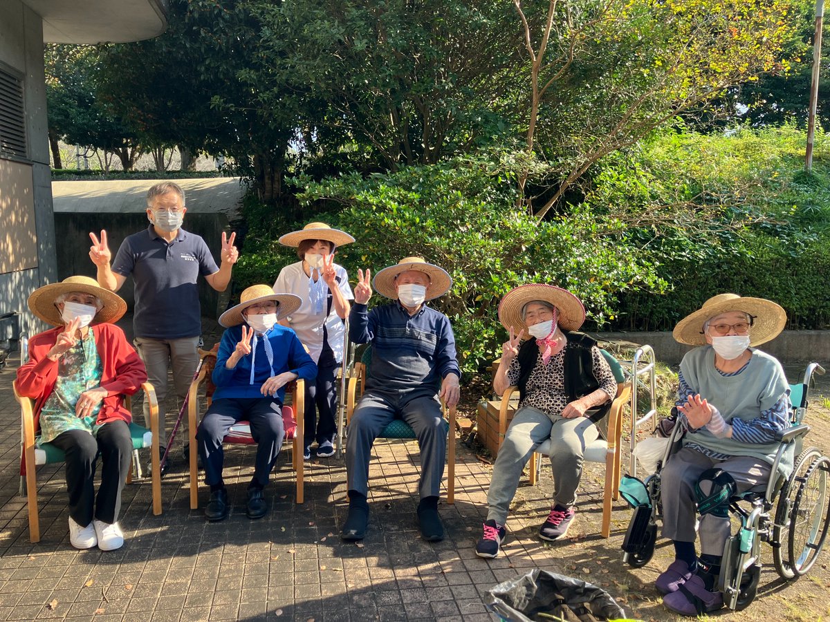aikoh_chiba's tweet photo. ≪はちす苑の中庭で体操☀️≫

デイサービスはちす苑では、
毎日午後に全体リハビリテーションを行います！
天気のいい日は中庭に出て活動します🌱
青空の下、太陽の光をたっぷり浴びて体操すると、
心も体もより一層気持ちよくほぐれますね😊 
今日も笑顔あふれる素敵な時間になりました✨ https://t.co/wn2looq0rm