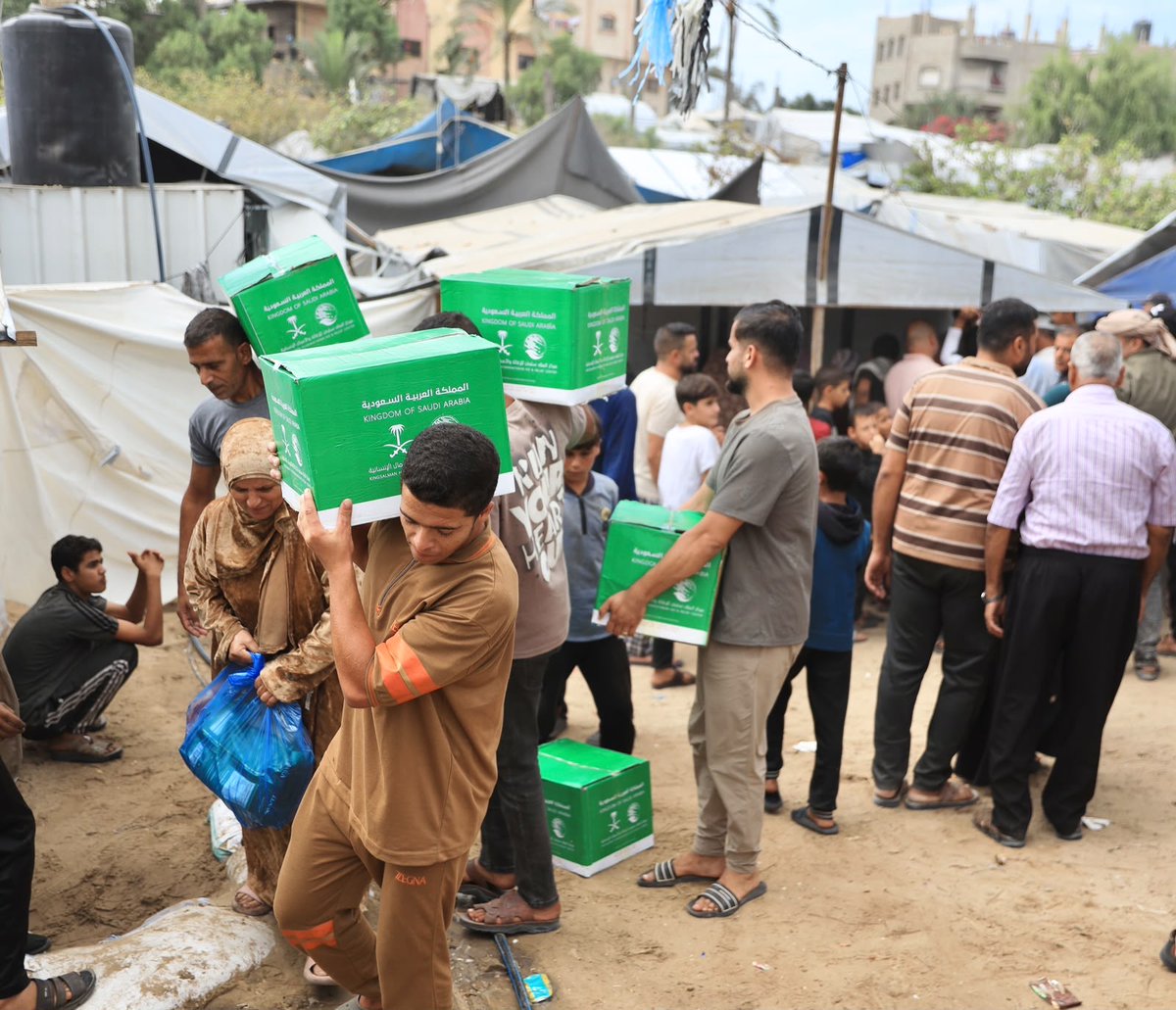 KSRelief_EN's tweet photo. #KSrelief distributes food baskets benefiting 6,768 people in Khan Younis, #Gaza. https://t.co/X2bU7PAMVF