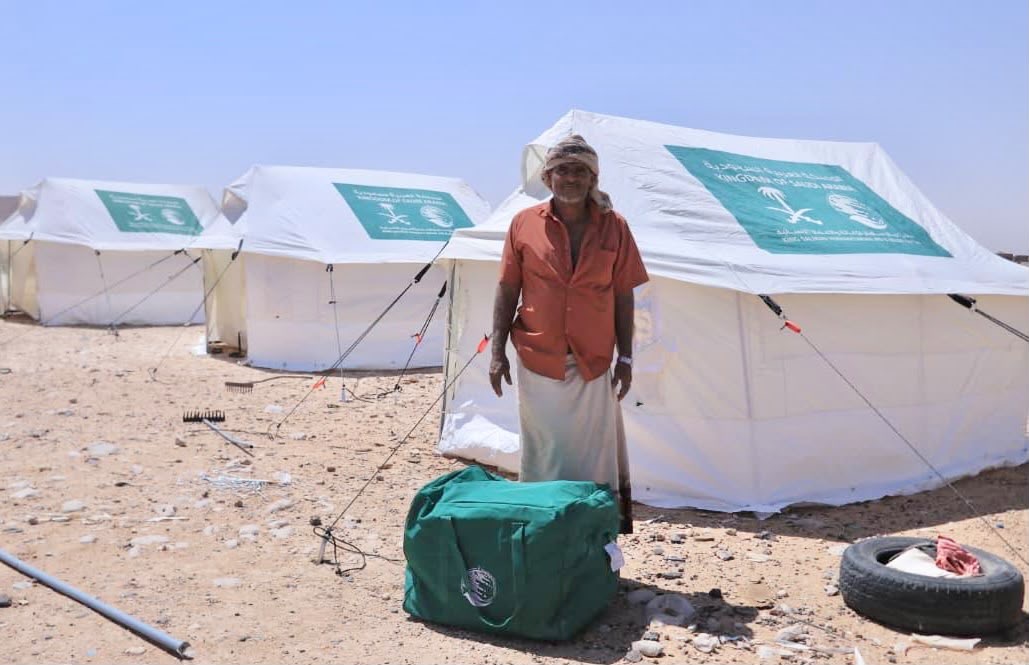 KSRelief's tweet photo. استجابةً للظروف الإنسانية الطارئة؛
#مركز_الملك_سلمان_للإغاثة يوزّع مساعدات إيوائية في مديرية العبر بمحافظة حضرموت في #اليمن https://t.co/odxyZ6VnhC