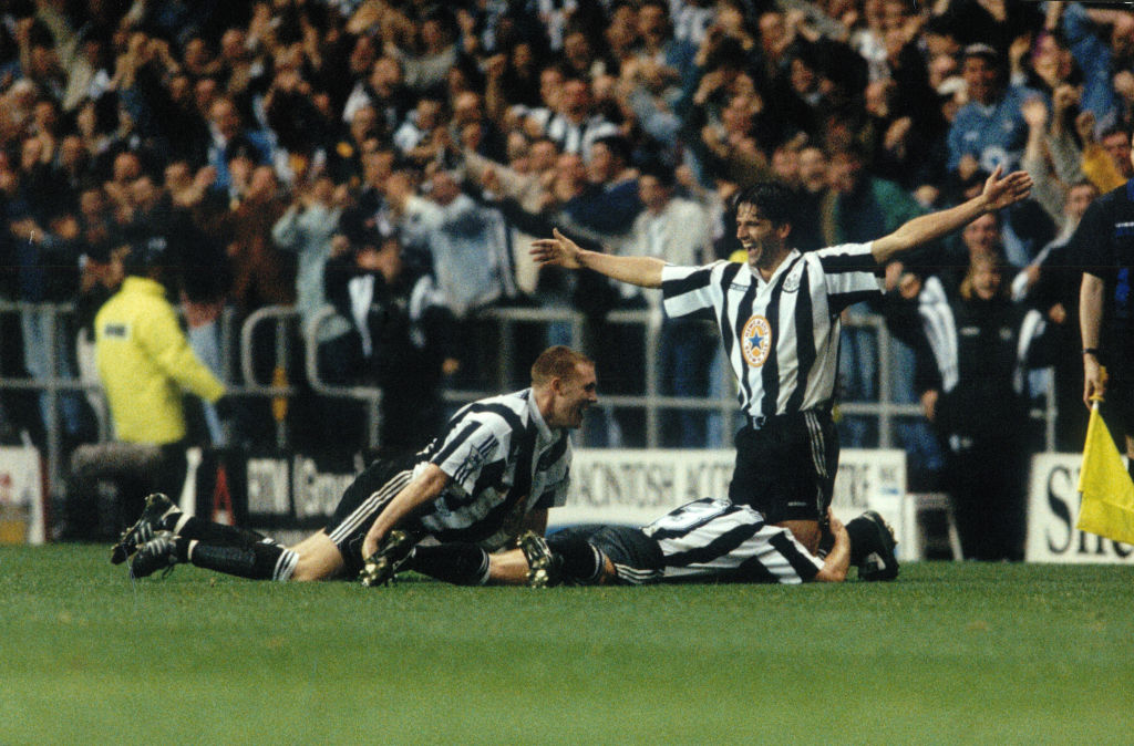 FourFourTwo's tweet photo. 🗣️ "Philippe Albeeeeeert! Absolutely glorious!!

⏪ 30 years ago, to the day, Belgian defender Philippe Albert scored Newcastle's fifth goal vs Manchester United by audaciously chipping Peter Schmeichel 

🎙️ He spoke to @FourFourTwo about the day "everything went right"

https://t.co/IxZg8yLUGd