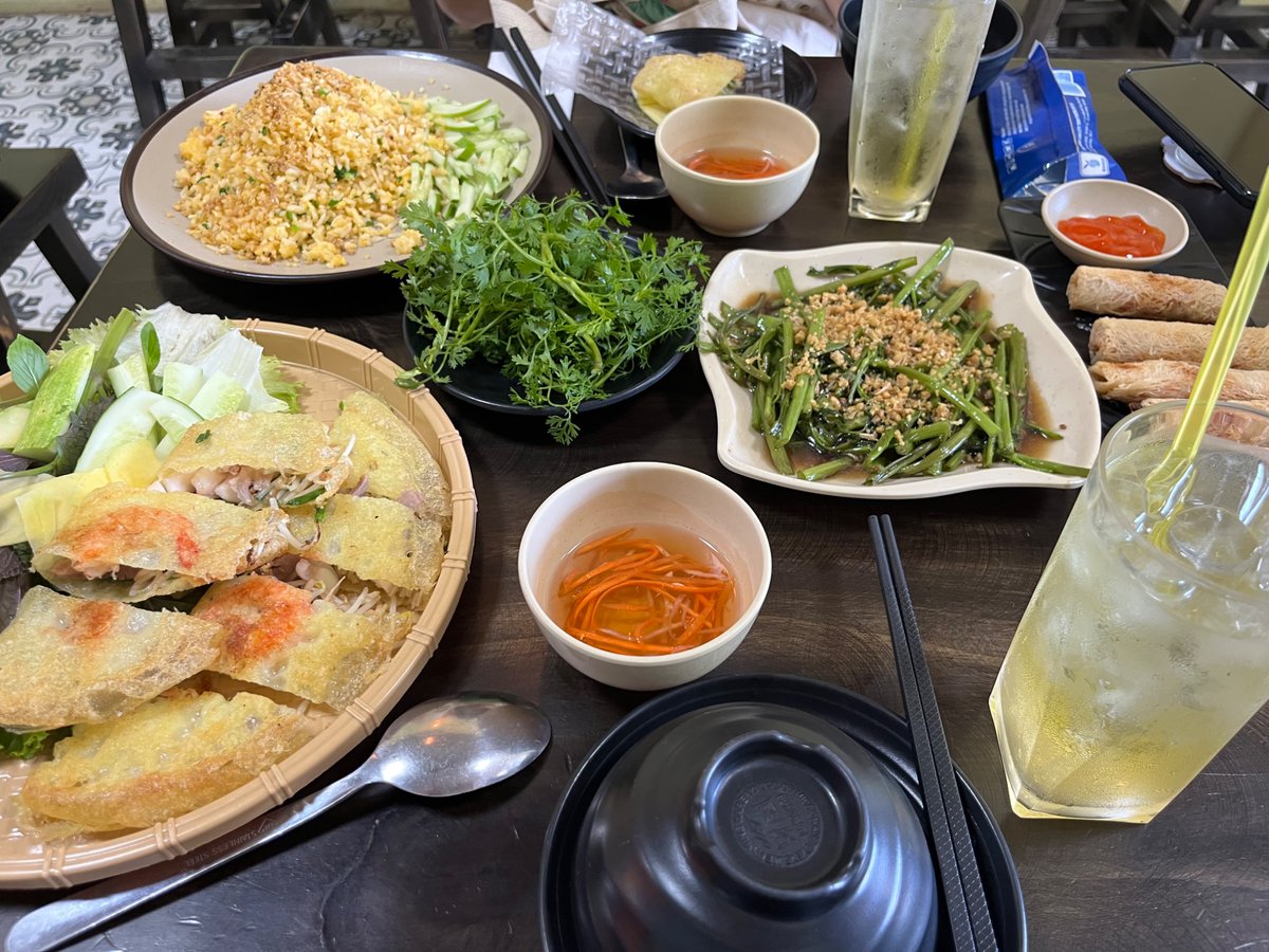 B_231122's tweet photo. 관광 중인데 너무 더워요🫠 https://t.co/QQvR6PhyLf