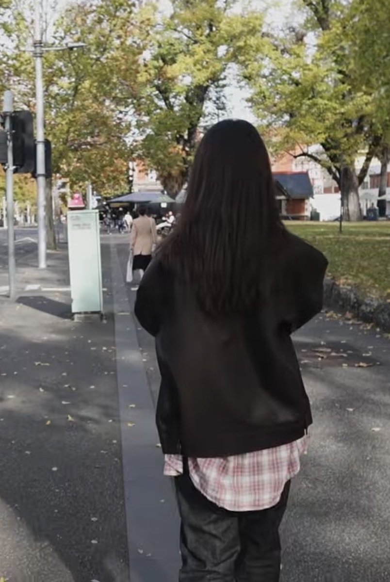 jenbluuu's tweet photo. dani never taking off minji’s gift even when it makes no sense with the rest of the outfit pls what is this 😭 https://t.co/r7BiWbSfkz