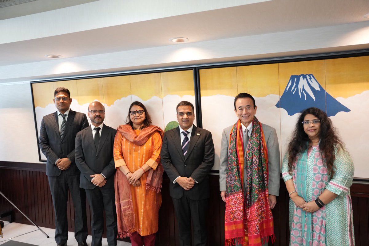 IndianEmbTokyo's tweet photo. グジャラート州と静岡県のパートナーシップをさらに強化！ 

インド・グジャラート州のハルシュ・サンガヴィ副首相（@sanghaviharsh ）は、鈴木康友静岡県知事と会談しました。

会談では、両自治体間で締結された友好協定に基づき、ビジネス、教育、観光、文化交流などの分野における連携をさらに強化する方策について意見を交わしました。

Strengthening the Gujarat–Shizuoka partnership! 

Deputy CM @@sanghaviharsh  met H.E. Yasutomo Suzuki, Hon’ble Governor of Shizuoka.  

Discussions to enhance state prefecture collaboration in business, education, tourism, and cultural exchange under the Friendship Agreement were held.

🇮🇳🇮🇳🤝🏻🇯🇵🇯🇵