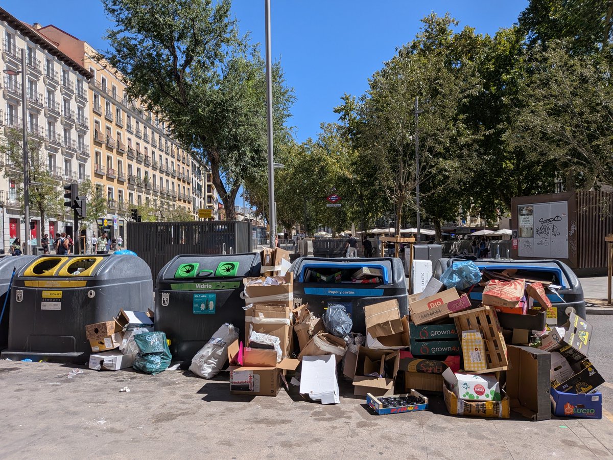 Gonz_Camarero's tweet photo. @PSOEMadridAyto @MarotoReyes No es sólo la Tasa de Gestión de Residuos #TGR. Los vecinos a los que el Ayuntamiento colocó sus #basureros en la puerta también tenemos derechos. @MADRID vulnera nuestro derecho a un medio ambiente adecuado, deteriora nuestra vida cotidiana impidiéndonos estos "paisajes". https://t.co/m24frmmyJu