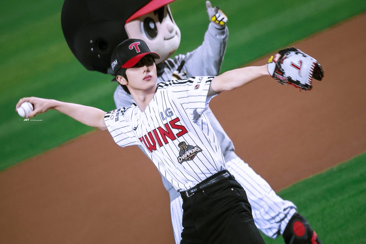 JST_0205's tweet photo. 2601020 LG시구 ⚾️

#JISUNG #지성 #NCTDREAM #NCT https://t.co/3ZIL8QeiDj