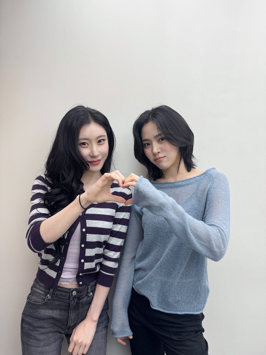 ITZYofficial's tweet photo. [ #당밤나밤3 ]

#류진 #채령 과 #한로로 님의 만남,
MIDZY도 함께 지새우는 밤 🌃

🎬 https://t.co/EB5vv6NpLQ

#ITZY #MIDZY @ITZYofficial
#RYUJIN
#CHAERYEONG
#Chaeryeong_Lovesick
#HANRORO https://t.co/Icd47QmdTm