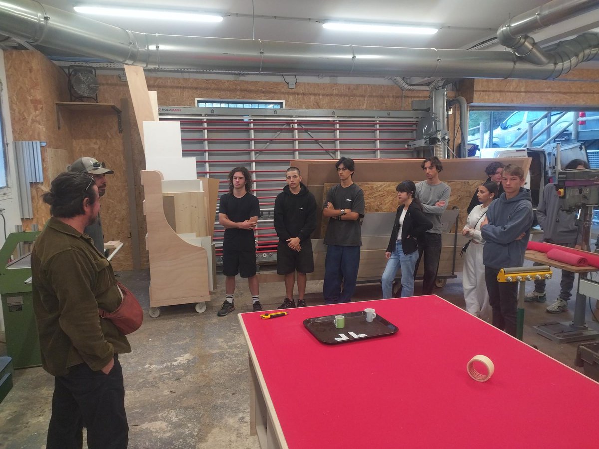 DonBoscoNice's tweet photo. Les 2MCB ont visité l’entreprise Les Bois du Sud, située à Contes.
Cette visite leur a permis de découvrir les différentes activités de l’entreprise, de la menuiserie et de l’ébénisterie destinées à une clientèle haut de gamme à la construction bois. https://t.co/qxEFiXBSn3