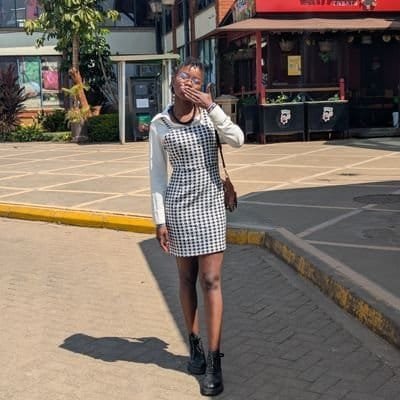 Entr_dawood's tweet photo. Koi ashapata pesa ya mwezi buana. Kwani how greatness is her videos?

1200 views thats Ksh. 120K. Huyu dem ametoka block hivo. Chudai wanakula fiti hii week. https://t.co/rtD4Mnk2cu