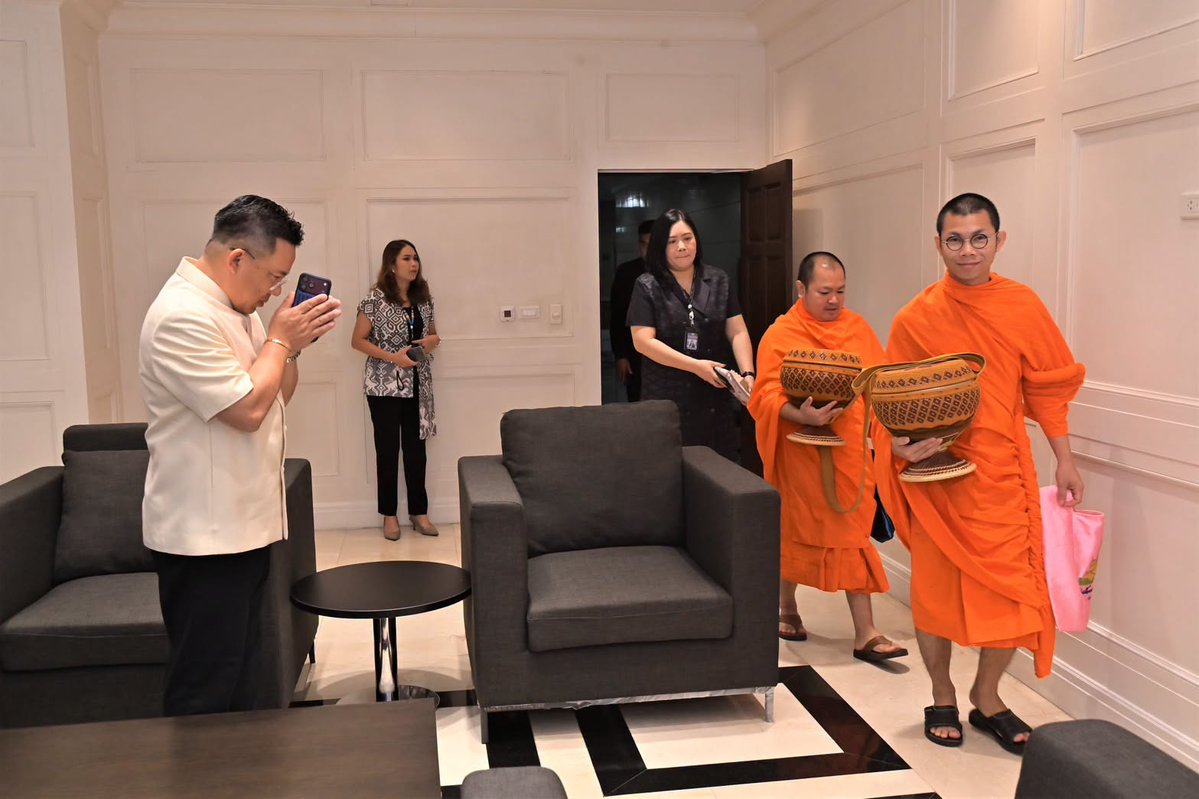 pr_moj's tweet photo. 📌 ปลัด ยธ. นำผู้บริหาร–บุคลากรสืบสานคุณธรรม เปลี่ยนพลังแห่งการทำบุญเป็นน้ำใจ ส่งต่อถึงผู้ประสบอุทกภัยและผู้ป่วยติดเตียง

#ปลัดกระทรวงยุติธรรม #ทำบุญตักบาตร #ผู้ประสบอุทกภัย #กระทรวงยุติธรรม

https://t.co/4sf026wqYS https://t.co/5Ne1jbqwDy