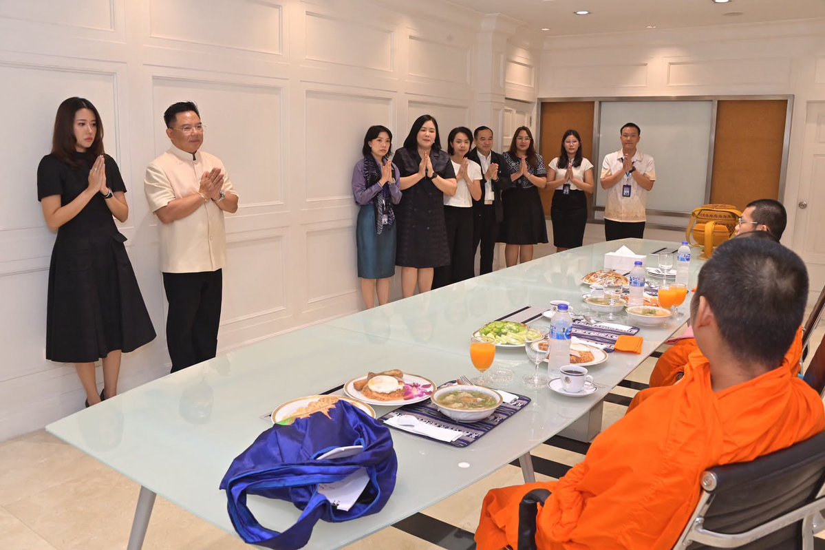 pr_moj's tweet photo. 📌 ปลัด ยธ. นำผู้บริหาร–บุคลากรสืบสานคุณธรรม เปลี่ยนพลังแห่งการทำบุญเป็นน้ำใจ ส่งต่อถึงผู้ประสบอุทกภัยและผู้ป่วยติดเตียง

#ปลัดกระทรวงยุติธรรม #ทำบุญตักบาตร #ผู้ประสบอุทกภัย #กระทรวงยุติธรรม

https://t.co/4sf026wqYS https://t.co/5Ne1jbqwDy