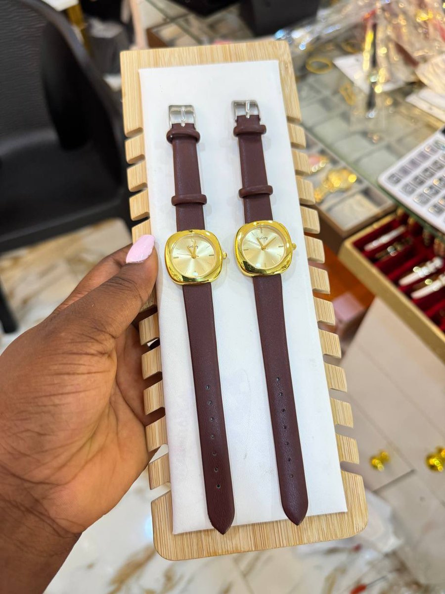 B_ewaji's tweet photo. Simple, classy and effortlessly stylish😍

This leather wristwatch is the perfect finishing touch for anyone who loves a clean, timeless look. 

Dress it up or keep it casual, it never goes out of style💛

Price: ₦13,500 https://t.co/33YugYB7AV